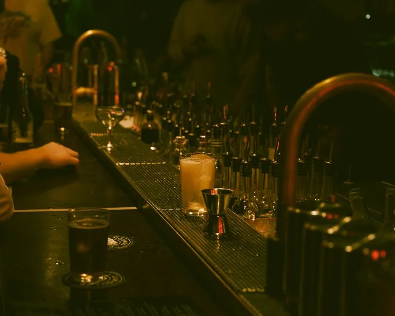 Cocktail bar με ατμοσφαιρικό φωτισμό
