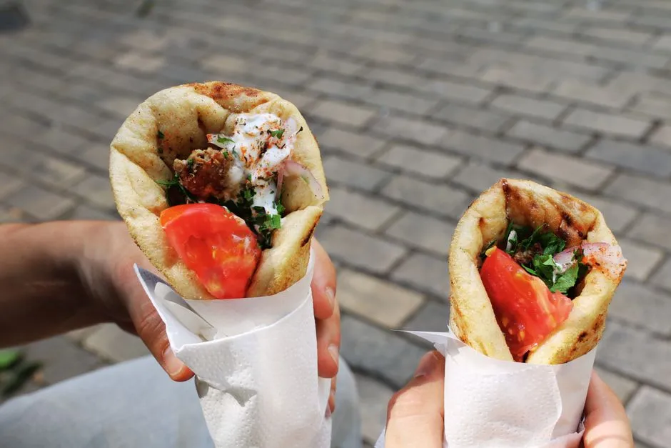 Street food, σουβλάκι σε πάγκο